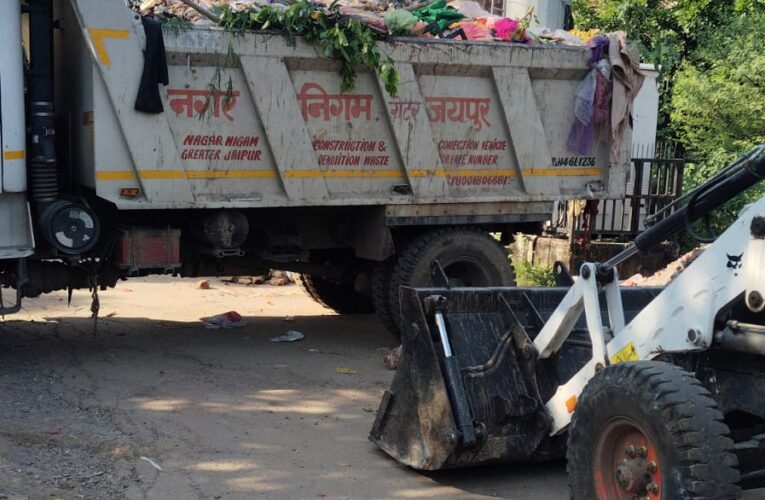 कॉलोनी में लगा कचरे का ढेर, विधायक ने निगम अधिकारियों को लगाई फटकार