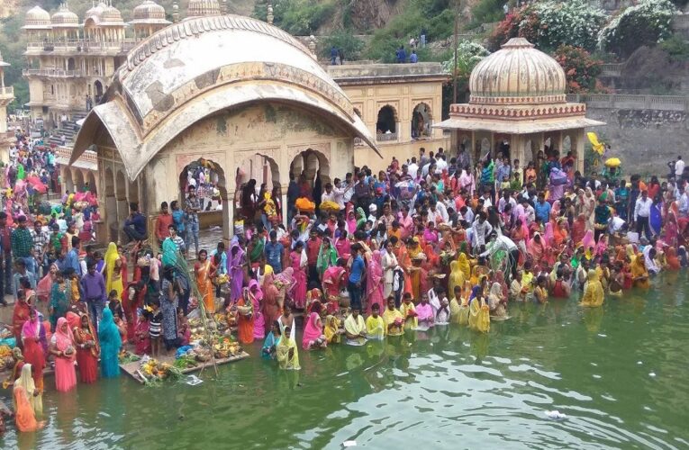 डाला छठ महापर्व : विभिन्न इलाकों में पूर्वांचल की परंपरा और आस्था का देखने को मिला संगम