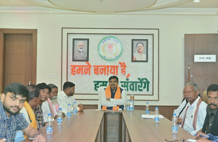 रायपुर : शिक्षा मंत्री गजेन्द्र यादव ने नवा रायपुर निवास में सुना प्रधानमंत्री मोदी के ‘मन की बात’ का 128वां एपिसोड