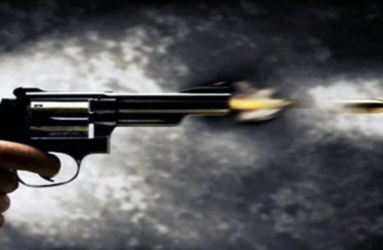 बाइक सवार युवक ने युवती को मारी गोली, हालत गंभीर