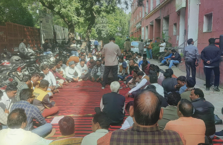 विभिन्न मांगों को लेकर सफाई कर्मचारी यूनियन के बैनर तले क्रमिक अनशन शुरू