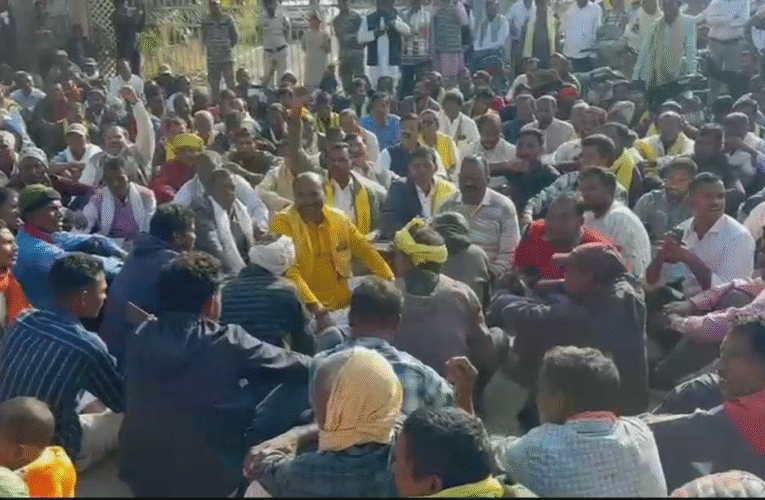 बलरामपुर में उबाल: प्रतापपुर विधायक के जाति प्रमाणपत्र विवाद पर सर्व आदिवासी समाज का हाईवे जाम, 11 दिसंबर को फैसले की मांग तेज