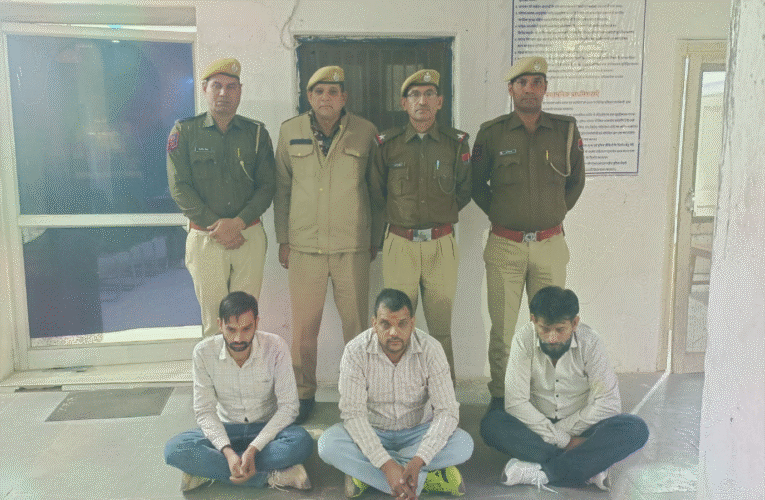गैंगस्टर के नाम की जैकेट बेचते तीन गिरफ्तार