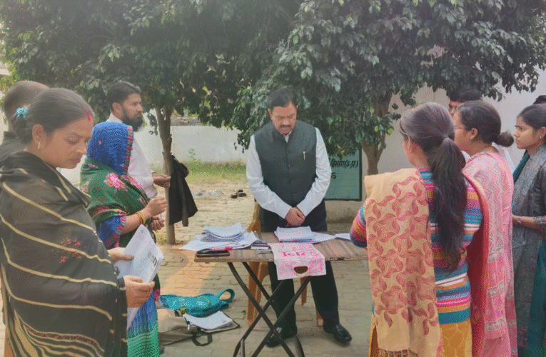 जिलाधिकारी ने एसआईआर कार्यक्रम की प्रगति का किया निरीक्षण, टीम भावना से कार्य करने के निर्देश