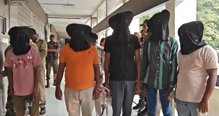 अफीम के साथ पांच तस्कर गिरफ्तार