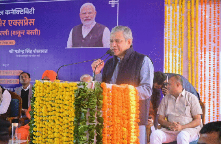 रेल मंत्री ने जैसलमेर में नई सुपरफास्ट ट्रेन स्वर्णनगरी एक्सप्रेस को दिखाई हरी झंडी