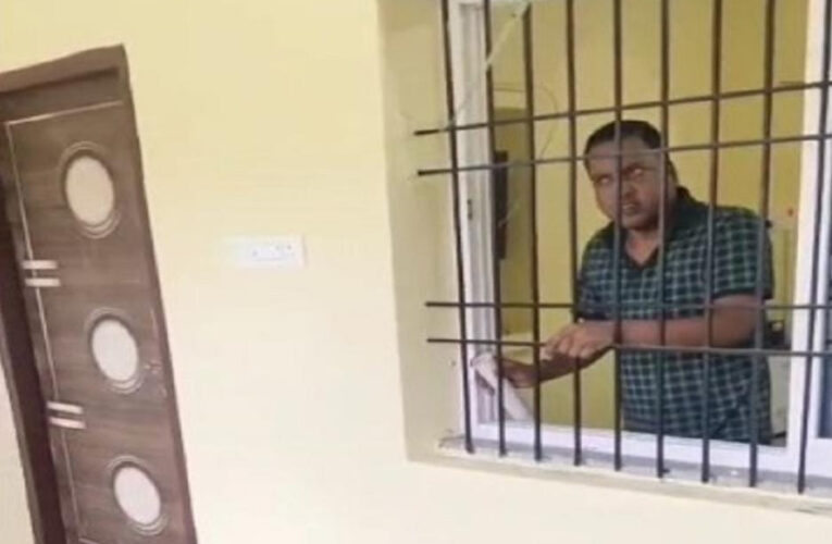 प्रेमिका के साथ कमरे में पकड़े गये अंचलाधिकारी, पत्नी ने कमरे में कैद कर किया हंगामा