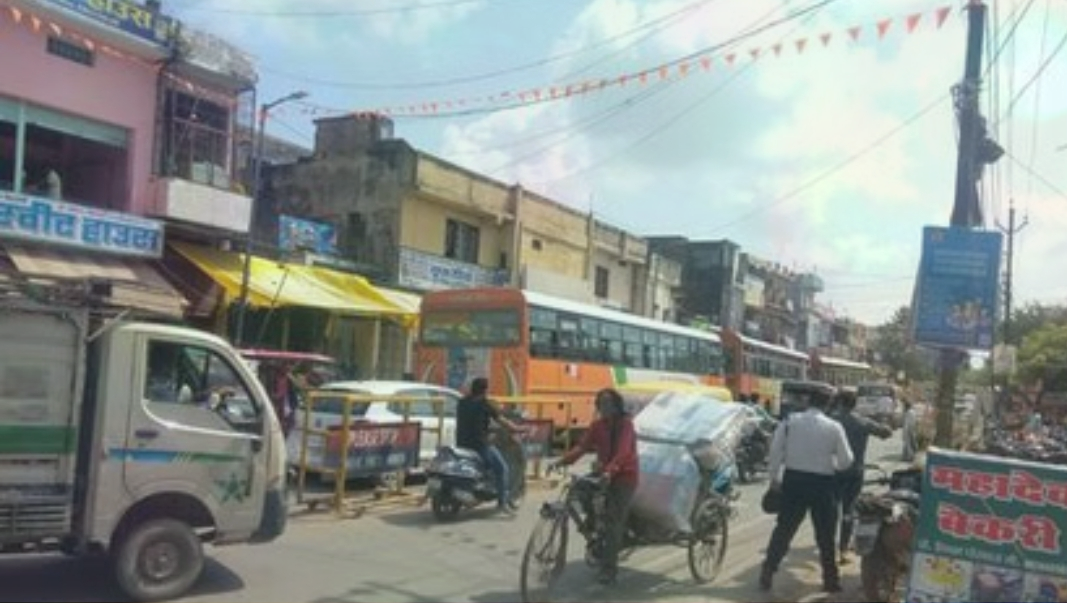 there-is-a-huge-daily-traffic-jam-outside-citys-ro