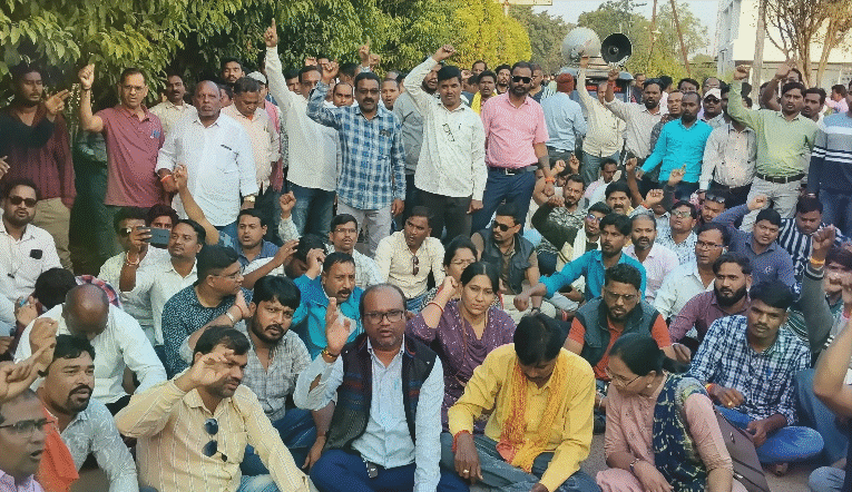 सहकारी समिति कर्मचारी महासंघ के प्रदेश अध्यक्ष की गिरफ्तारी: संघ ने रैली निकालकर जताया विरोध