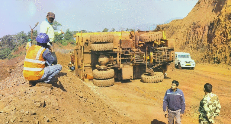 खदान में पुरानी गाड़ी पलटने से कर्मचारी घायल