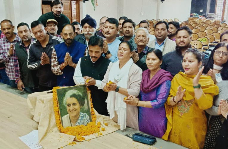 आयरन लेडी इंदिरा गांधी को कांग्रेस कार्यकर्ताओं ने किया नमन