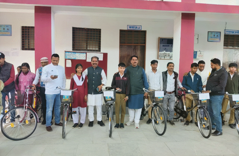 अनूपपुर: नपाध्यक्ष से साइकिल पाकर बच्चों के चेहरे खिले, 21 छात्र-छात्राओं को मिली