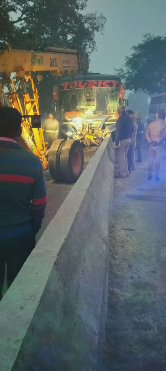 a-bus-full-of-pilgrims-collided-with-a-divider-one