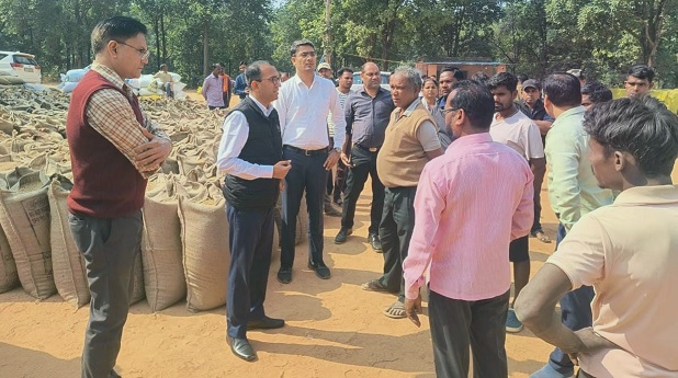 collector-inspects-paddy-procurement-center