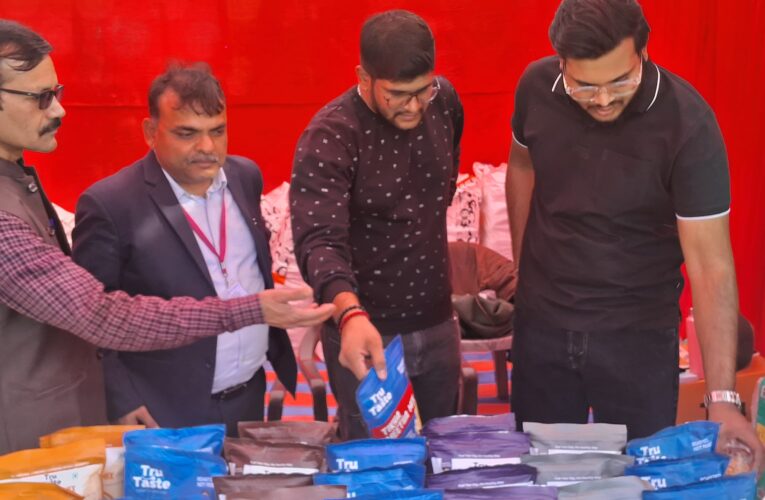 सांभर फेस्टिवल में खाद्य सुरक्षा अधिकारियों ने निरीक्षण कर लिए गए विभिन्न खाद्य पदार्थों के लिए नमूने