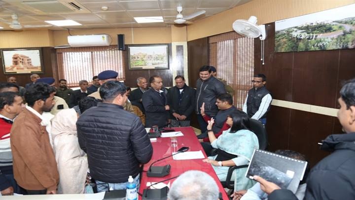 ग्वालियरः जन-सुनवाई ने दूर किए गिले-शिकवे, कलेक्टर ने सुनी 89 लोगों की समस्या