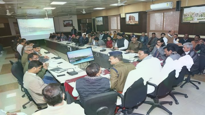 इंदौरः समय-सीमा की बैठक में लापरवाह अधिकारियों पर कार्रवाई, पटवारी और सचिव निलंबित