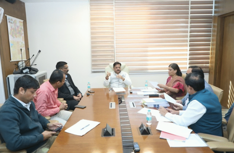 ग्राम पंचायतों के समन्वय से छोटी बसाहटों में पेयजल आपूर्ति कार्य को प्राथमिकता से करें पूर्ण: उप मुख्यमंत्री शुक्ल