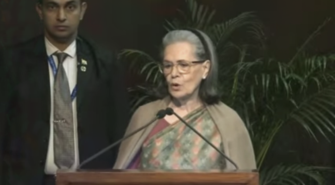 sonia-gandhi-attacks-on-environmental-crisis-in-ma