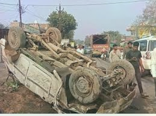 निवाड़ी: तेज रफ्तार बोलेरो कार अनियंत्रित होकर पलटी, गाड़ी में बैठे लोग मौके से फरार
