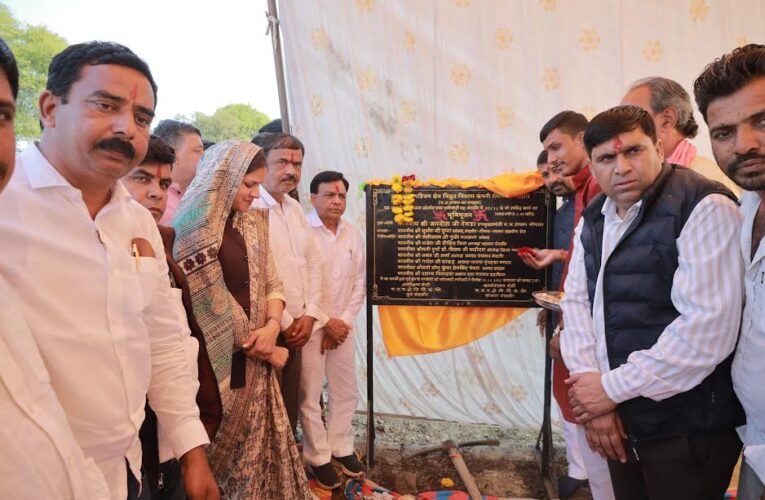 मंदसौरः उप मुख्यमंत्री देवड़ा ने ग्राम रानीखेड़ी में 33/11 के.व्ही. विद्युत उप केन्द्र निर्माण का भूमि पूजन किया