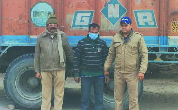 पुलिस ने बरामद किया सीमेंट से भरा ट्रक