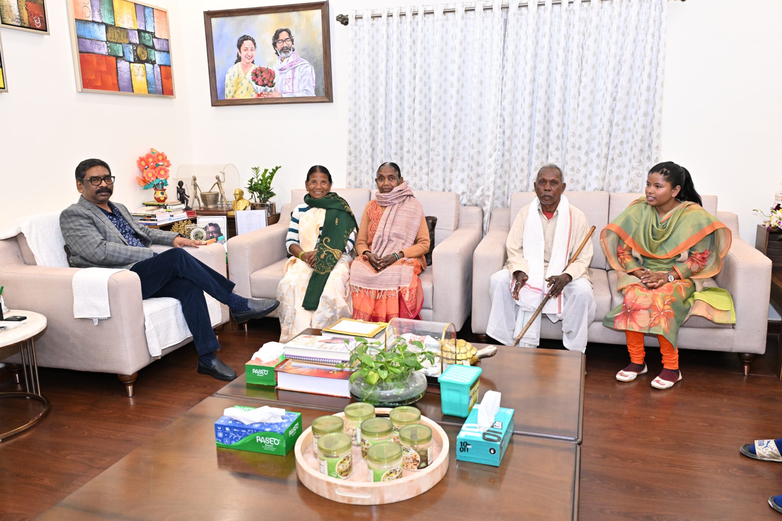 jh-tribal-student-savita-met-cm