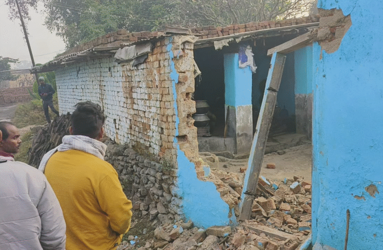 रामगढ में हाथियों ने चार लोगों को कुचल कर मार डाला, तोडे कई घर और वाहन