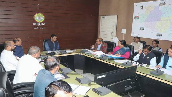 इंदौरः संभागायुक्त डॉ. खाड़े ने की कृषि, उद्यानिकी, सहकारिता, मंडी, दूग्ध संघ और मत्स्य विभाग की समीक्षा