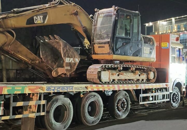 अवैध खनन गतिविधियों के खिलाफ संयुक्त अभियान में तीन एक्सक्वेटर सहित 25 वाहन जब्त