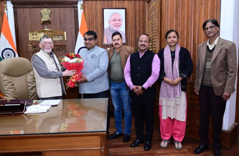 सूचना आयुक्ताें की नियुक्ति काे लेकर मंच ने साैंपा राज्‍यपाल को ज्ञापन