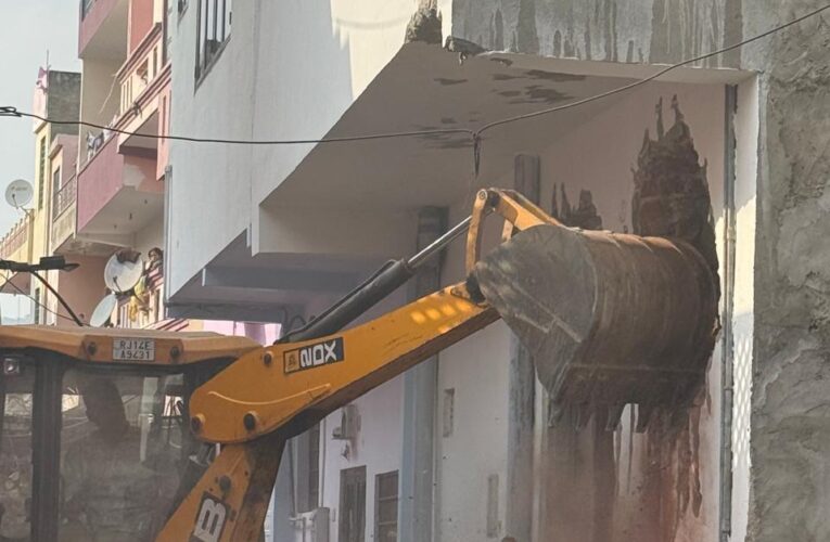 फायरिंग के आरोपी रवि मेहरा के अवैध निर्माण पर चला निगम का बुलडोजर