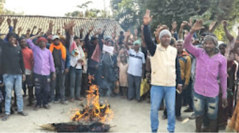 हाथियों के आतंक से त्रस्त ग्रामीणों का फूटा गुस्सा, वन विभाग का पुतला दहन