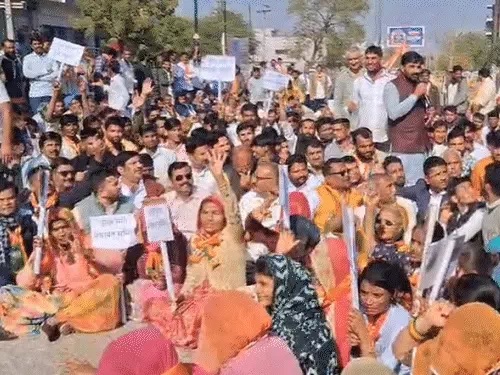 बैरिकेड हटाने की कोशिश, पुलिस ने किया हल्का बल प्रयोग, बीजेपी कार्यकर्ता भी धरने में शामिल