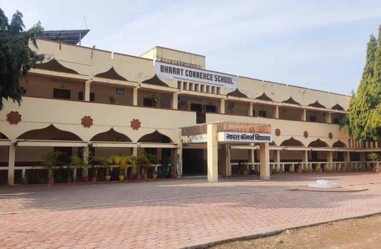 नागदा : प्रिंसिपल ने कक्षाओं में पहुंच कर बच्चों के सिर पर चलाईं कैंची