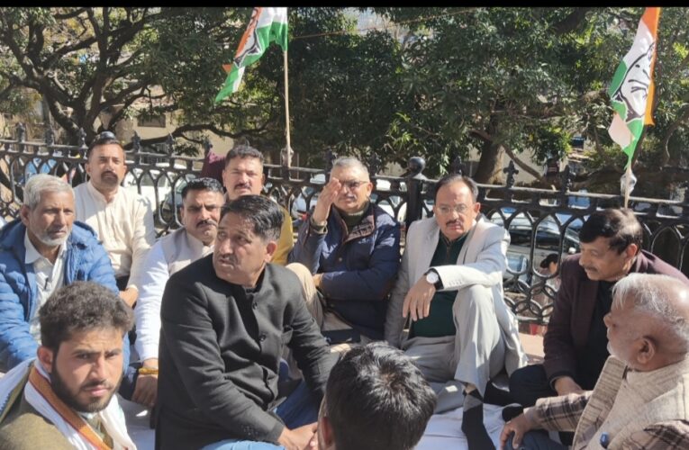 मनरेगा बचाओ संग्राम के तहत नाहन में उद्योग मंत्री हर्षवर्धन व विधायक अजय सोलंकी बैठे धरने पर