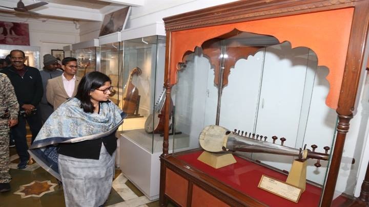 ग्वालियरः कलेक्टर ने सरोद घर का किया अवलोकन, संगीत यंत्रों की बेहतरीन संग्रहण और प्रदर्शन को सराहा