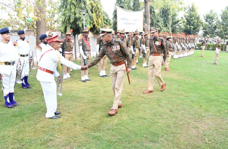 डीजीपी ने पेश की शालीनता की मिसाल : बंदी बैंड मास्टर से हाथ मिलाकर जीता सबका दिल