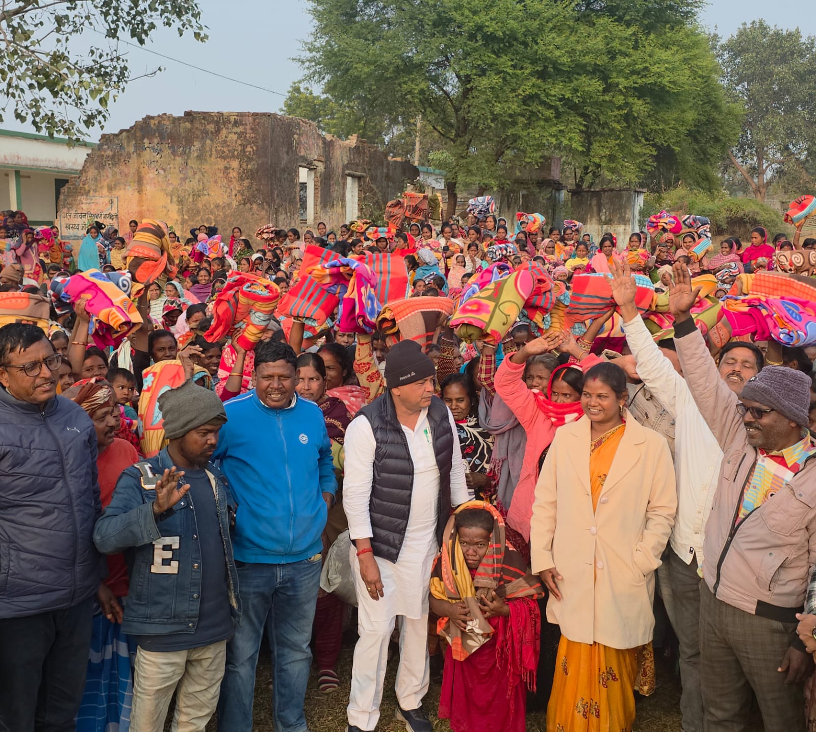 jh-minister-irfan-cold-distributed-blanket-jamtara