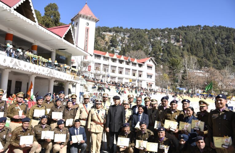 नैनीताल में 77वां गणतंत्र दिवस हर्षोल्लास और गरिमा के साथ मनाया गया