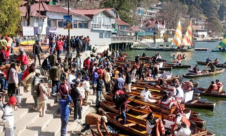 हिमपात और लंबे अवकाश के बीच सप्ताहांत पर नैनीताल पहुंचे हैं रिकॉर्ड पर्यटक