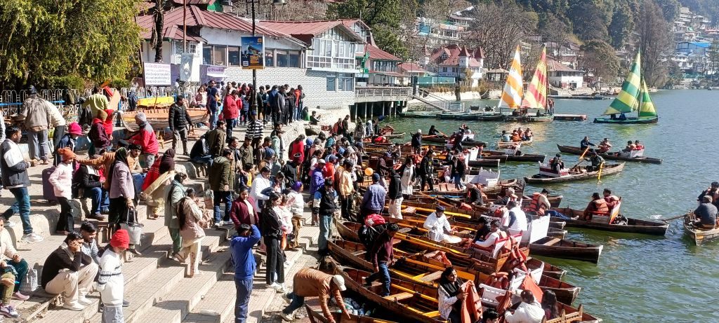 nainital-tourists-after-snowfall-weakend