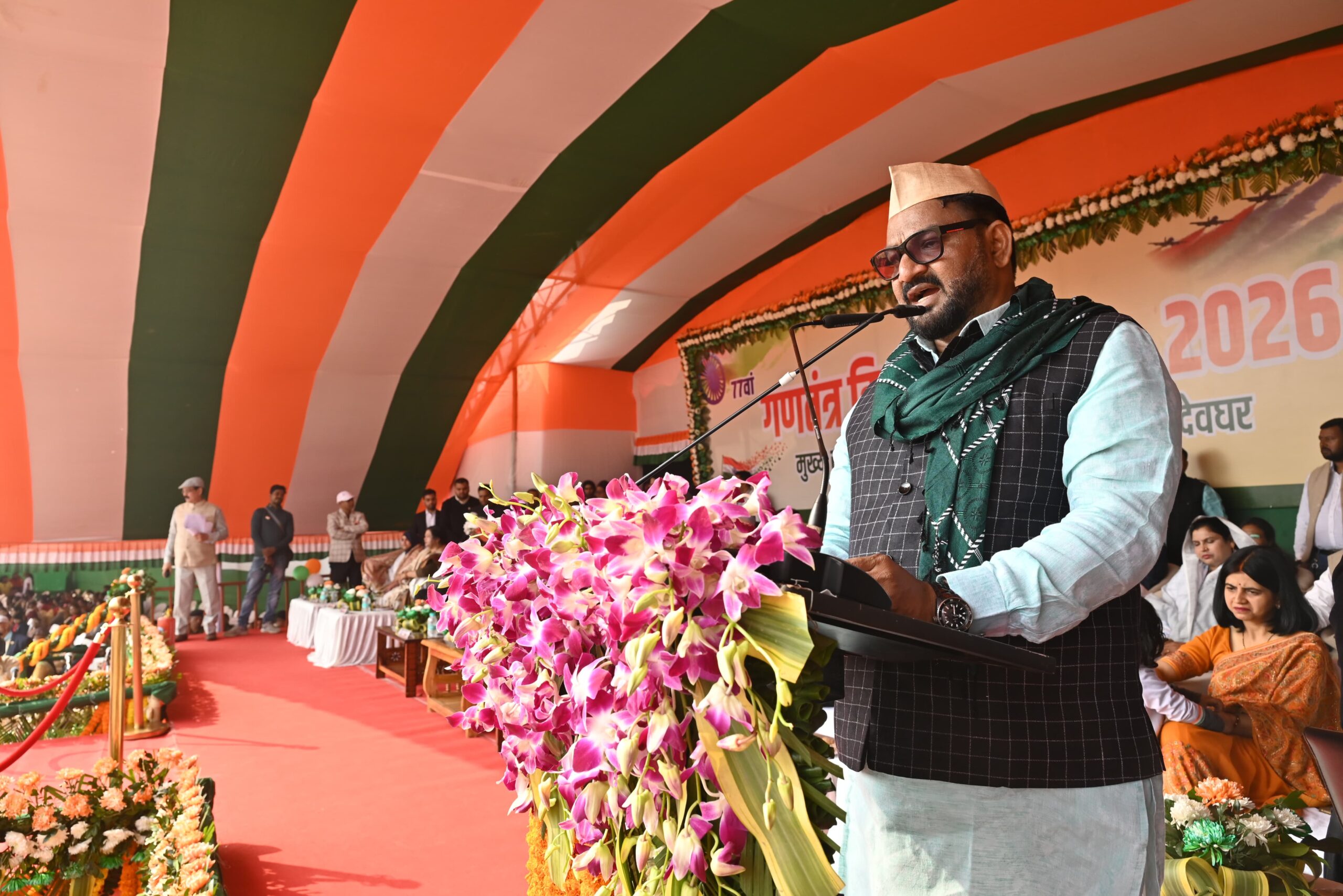 jh-minister-hafijul-hoisted-national-flag-in-devgh