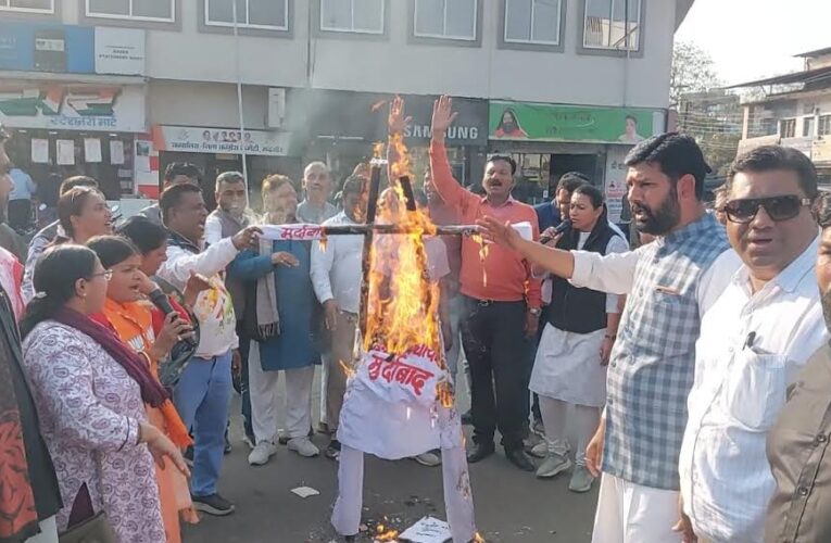 मंदसौर: भाजपा महिला मोर्चा ने किया फूल सिंह बरैया का पुतला दहन