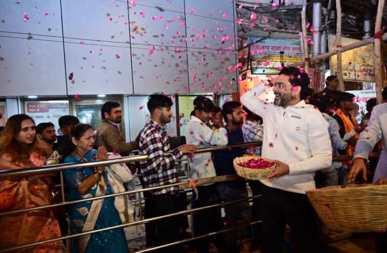 महाशिवरात्रि : श्री काशी विश्वनाथ दरबार में आस्था का जनसैलाब,धाम में श्रद्धालुओं पर पुष्पवर्षा