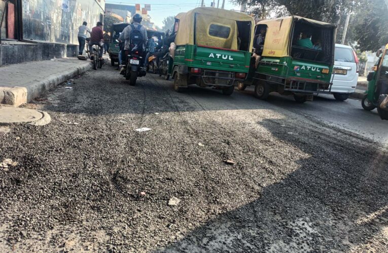 गुरुग्राम: सप्ताहभर में ही उखड़ गई पैचवर्क की गई सडक़: पंकज डावर