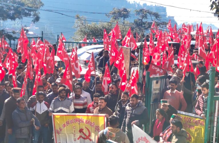 पांच दिन की हड़ताल के बाद एंबुलेंस कर्मचारियों का प्रदर्शन, बड़े आंदोलन की चेतावनी