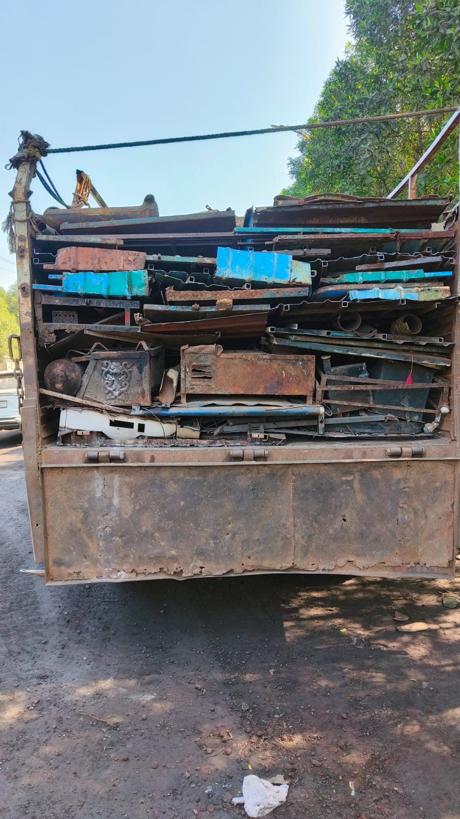 raigarh-kharsia-police-seized-two-trucks-scrap
