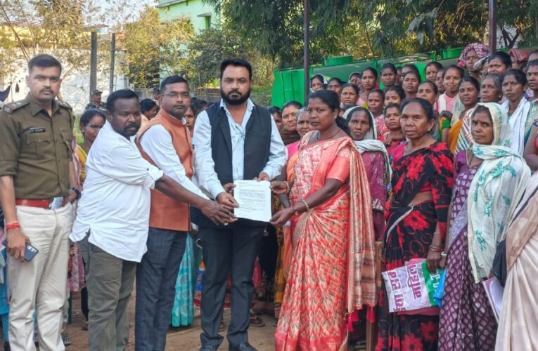 मंईयां सम्मान योजना का लाभ नहीं मिलने पर महिलाओं का पैदल मार्च, मंत्री को सौंपा ज्ञापन