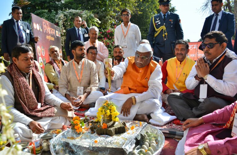 राज्यपाल ने महाशिवरात्रि पर शिवोऽहम् कार्यक्रम में भगवान शिव का अभिषेक कर पूजा—अर्चना की
